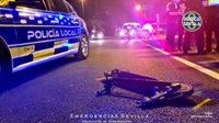 En estado crítico un hombre atropellado por un turismo cuando circulaba en patinete en Sevilla