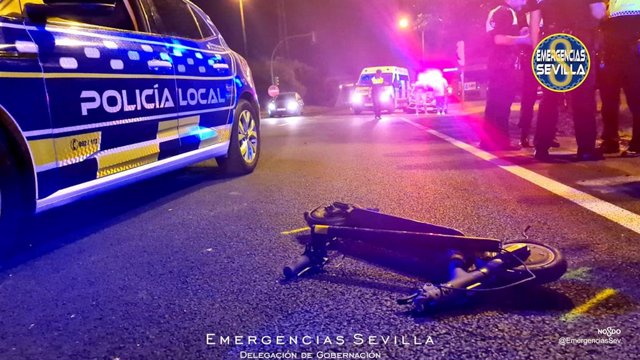 Imagen del siniestro ocurrido en Sevilla capital entre un turismo y una persona que circulaba en patinete y que fue trasladada al hospital