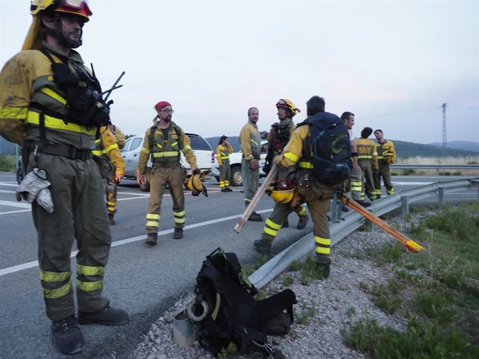 Miembros de la Brigada de Refuerzo de Incendios Forestales (BRIF) de Daroca acuden al incendio de la zona de Leyre, a 15 de junio de 2022, en Leyre, Navarra (España). El monasterio de Leyre ha tenido que ser desalojado por la cercanía del incendio fores