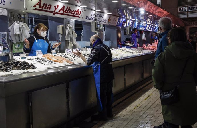 Archivo - Gente en un mercado