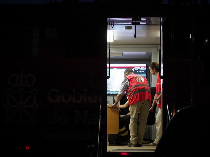 Técnicos 112 de protección civil Navarra en el interior del centro móvil de mando durante el incendio de la zona de Leyre, donde se ha registrado uno de los inciendios que han afectado en las últimas horas a Navarra.