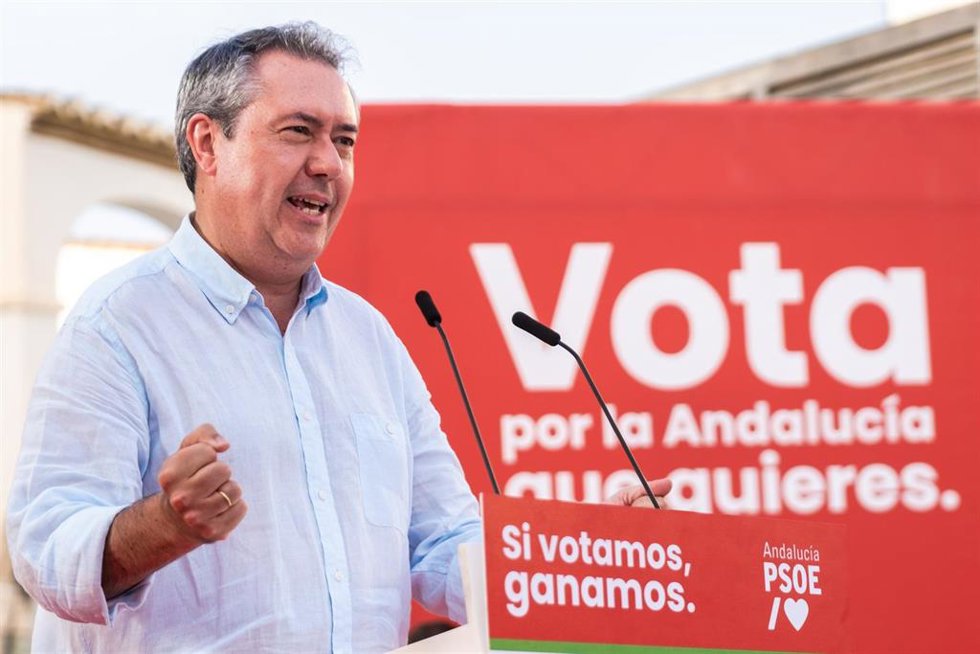 El secretario general del PSOE-A y candidato a la Presidencia de la Junta, Juan Espadas, en un mitin en Vélez-Málaga este miércoles.
