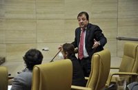 Vara reitera que el tren de alta velocidad unirá Plasencia con Badajoz en julio y Monago replica que es "un sucedáneo"