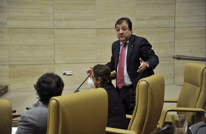 El presidente de la Junta de Extremadura, Guillermo Fernández Vara, en el pleno de la Asamblea
