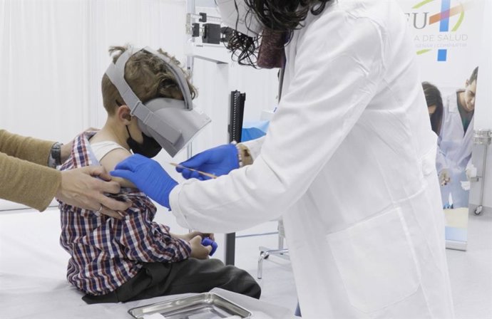 Estudian el uso de la realidad virtual como técnica para reducir la ansiedad y la sensación de dolor de los niños en la vacunación