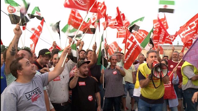 Concentración de trabajadores del campo en la finca El Escobar en el inicio de la huelga convocada por UGT y CCOO