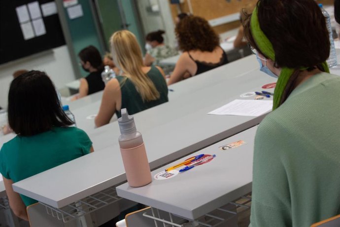 Archivo - Varios opositores esperan antes de hacer el examen de oposición, foto de recurso