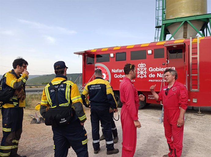 Bomberos, en la zona del incendio de la Sierra de Leyre.