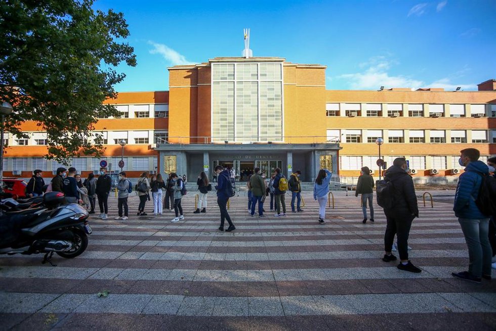 Archivo - Varios jóvenes charlan antes de entrar a clase en la Facultad de Derecho de la Universidad Complutense en el Campus Universitario de Moncloa en Ciudad Universitaria, en Madrid (España)
