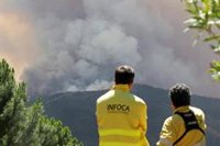 Los efectivos realizan labores de vigilancia y remate de puntos calientes dentro del perímetro del incendio de Pujerra