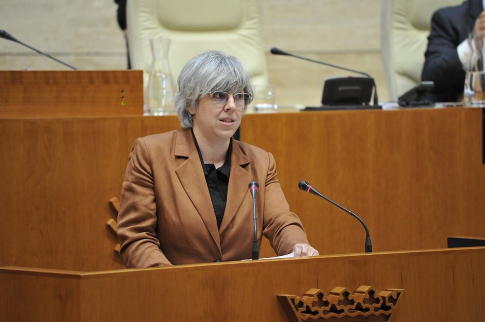 La consejera de Movilidad, Transporte y Vivienda de la Junta, Leire Iglesias, en el pleno de la Asamblea para hablar sobre el aeródromo de Cáceres