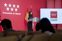 Ayuso afea a Vox su "populismo" al querer habilitar Asamblea en verano: "No se es político solo cuando se está en Pleno"