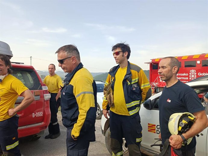 Bomberos, en la zona del incendio forestal de Leyre.
