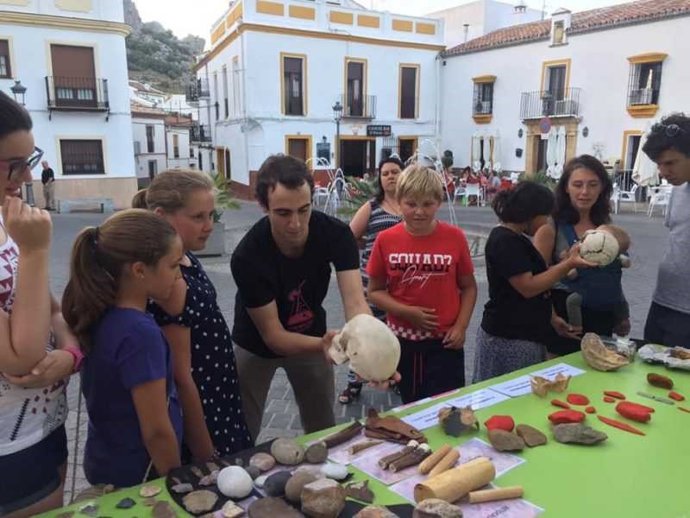 Taller de prehistoria de Ciencia al Fresquito en Montejaque (Málaga).
