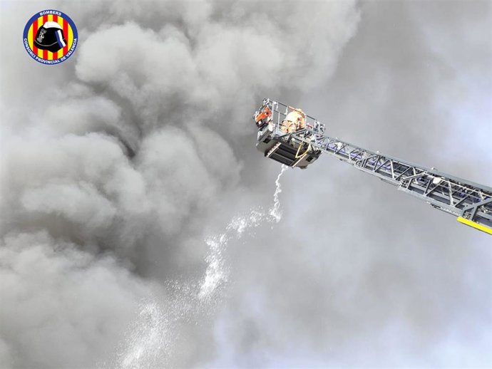Trabajos de los bomberos en una fábrica en Paterna por un incendio en unos bidones de gas