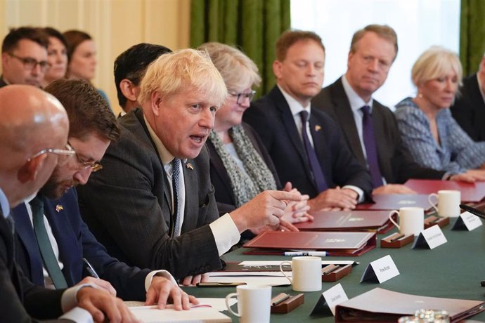 Boris Johnson preside una reunión del Gobierno