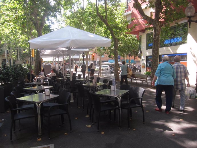 Archivo - Terrazas en la Rambla del Poblenou de Barcelona, una de las calles donde se están instalando sonómetros. - Archivo