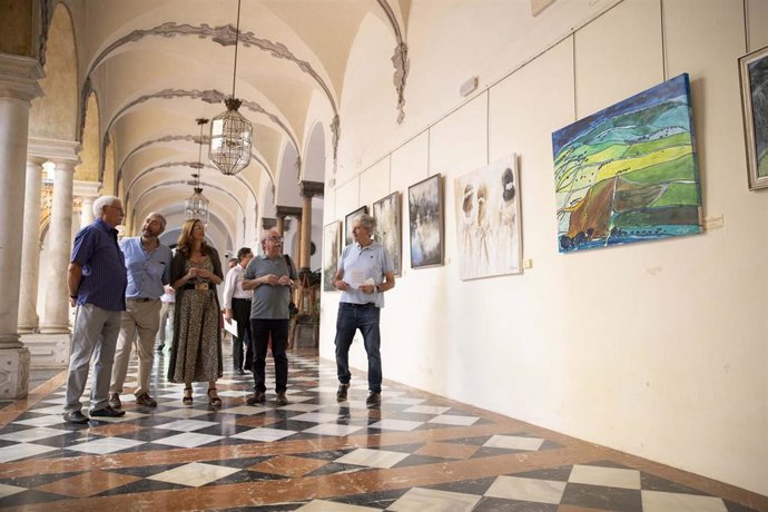 La vicepresidenta segunda y delegada de Gobierno Interior en la Diputación de Córdoba, Felisa Cañete, visita la muestra de la Asociación Arte, Arqueología e Historia.