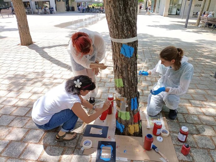 Alumnos del IES Batalla de Clavijo realiza intervención artística y medioambiental en los pinos de Plaza Primero Mayo
