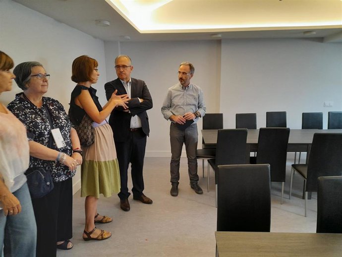 El alcalde de Pamplona, Enrique Maya, visita el edificio municipal de la calle Mayor que acoge a 11 familias refugiadas de Ucrania, 5 de ellas con necesidades sanitarias