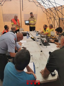 Imagen de la reunión de coordinación con otros cuerpos de emergencias y autoridades locales en el centro de mando de Baldomar (Lleida)