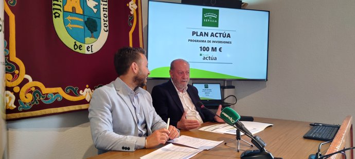 El presidente de la Diputación de Sevilla, Fernando Rodríguez Villalobos, junto al alcalde de El Coronil, José López