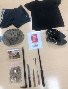 Herramientas, documentación y ropa intervenida al detenido.