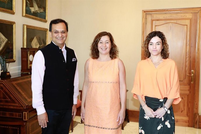 Armengol recibe en audiencia al embajador de la India en España, Dinesh Kumar Patnaik.