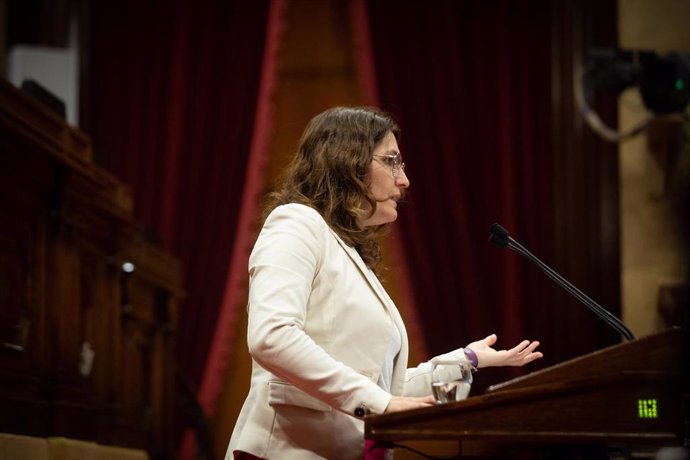 Archivo - La consellera de la Presidencia, Laura Vilagr, interviene en una sesión plenaria en el Parlament.