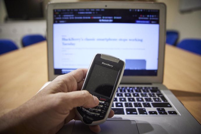 Archivo - Un terminal BlackBerry con un ordenador portátil el día en que los teléfonos BlackBerry han dejado de funcionar para siempre, a 4 de enero de 2022, en Madrid, (España). Por decisión de la compañía canadiense, todos los teléfonos BlackBerry con