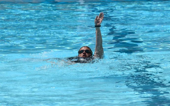 Archivo - Imagen de recurso de una mujer nadando.