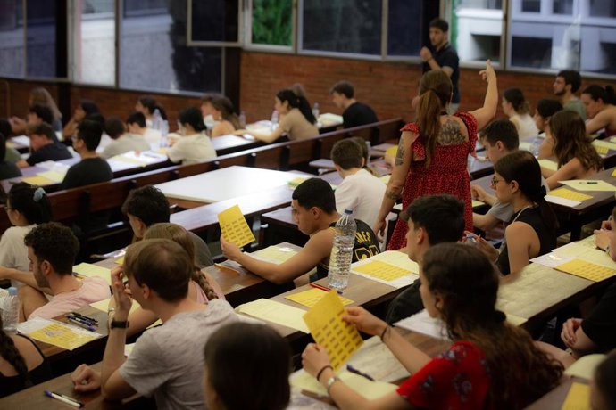 Varios alumnos antes de comenzar uno de los exámenes de las pruebas de acceso a la universidad del año 2022 en Cataluña, en la Facultad de Economía y Empresa de la Universidad de Barcelona, a 14 de junio de 2022, en Barcelona, Cataluña (España). Un tota