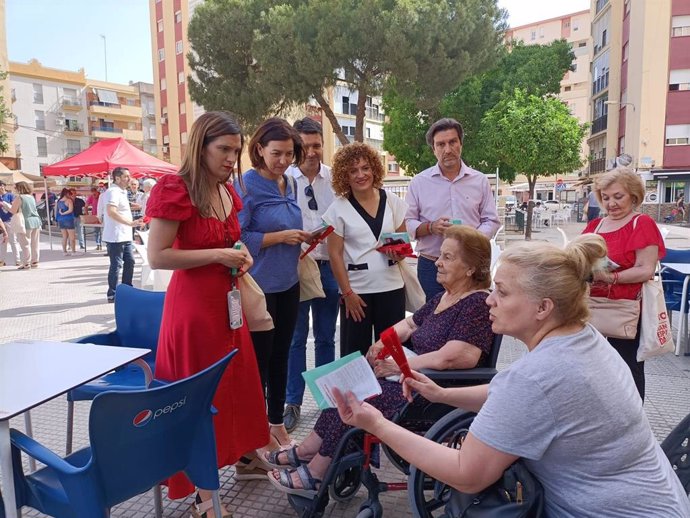 La protavoz del Grupo Socialista en el Senado, Eva Granados, junto a otros miembros del PSOE de Huelva durante el paseo electoral en la capital onubense.