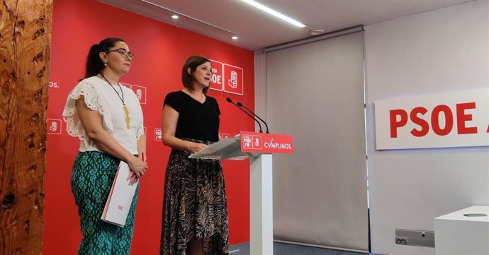 La secretaria de Organización del PSOE, María Marrodán, y la alcaldesa de Calahorra, Elisa Garrido  en comparecencia de prensa
