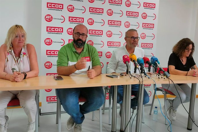 Encarna Chacón, Satu Lagar, Ricardo Salaya y Patro Sánchez, en rueda de prensa tras las primeras horas de la huelga en el campo extremeños.