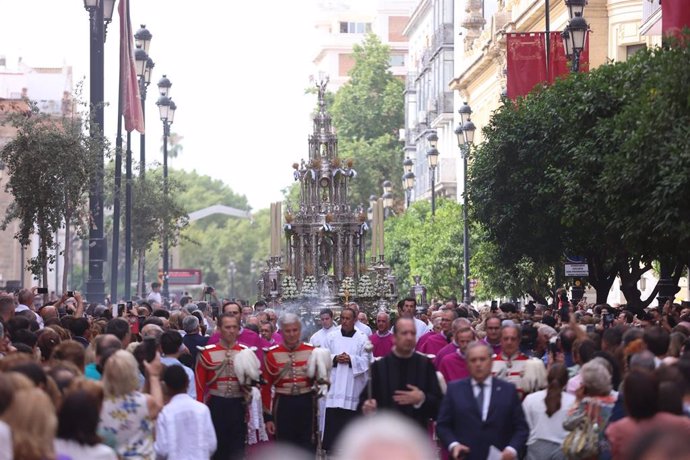 La Sagrada Custodia por la avenida de la Constitución en la procesión con motivo del Corpus Christi.
