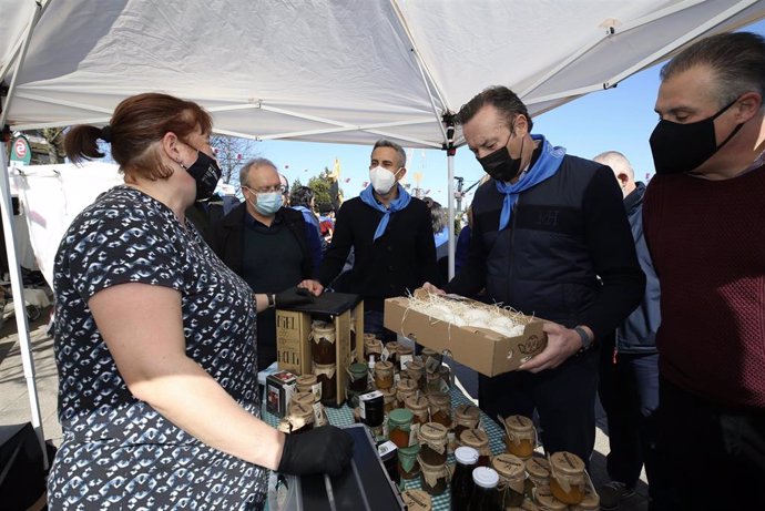 Archivo - El vicepresidente regional, Pablo Zuloaga, y el consejero de Desarrollo Rural, Ganadería, Pesca y Alimentación, Guillermo Blanco, en una feria de productores y artesanos 