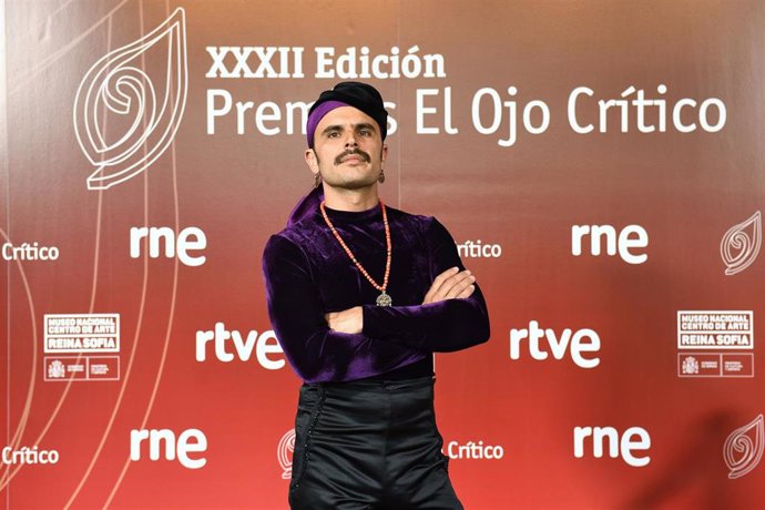 El cantante Rodrigo Cuevas posa en el photocall de la XXXII edición de los Premios El Ojo Crítico de Radio Nacional de España.