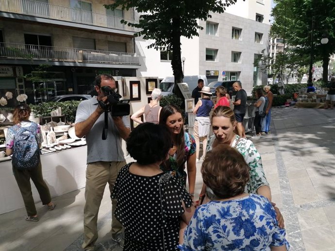 La candidata granadina de Cs al Parlamento de Andalucía, Concha Insúa, y la diputada nacional de la formación naranja Sara Giménez, en un acto en Granada.