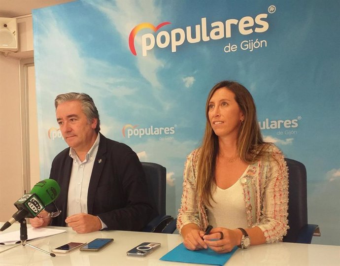 El presidente del PP en Gijón, Pablo González, junto a la portavoz del PP en el Ayuntamiento de Gijón, Ángela Pumariega, en rueda de prensa en la sede 'popular' gijonesa