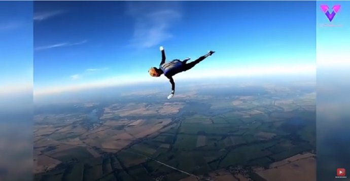 Mira los increíbles saltos en paracaídas de esta joven ucraniana