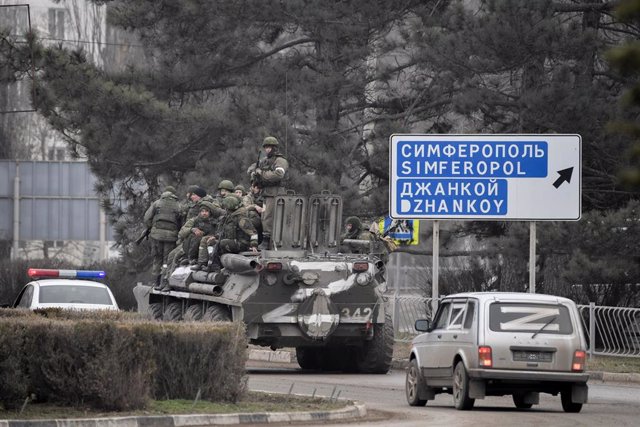 Archivo - Militares rusos montan un tanque en Armyansk, en el norte de Crimea.