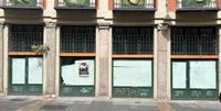 Ayuntamiento de Valladolid y Avadeco buscan mejorar el atractivo de Platerías con decoración de locales vacíos y flores