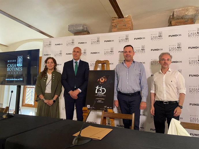 El alcalde de León, José Antonio Diez, segundo por la izquierda, participa en la presentación de la programación del mes de junio, julio, agosto y septiembre del Museo Casa Botines Gaudí de León.
