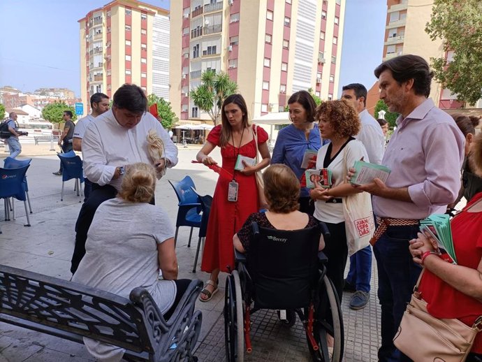 La candidata del PSOE de Huelva, María Márquez, junto a la portavoz del PSOE en el senado, Eva Granados; el alcalde de Huelva, Gabriel Cruz; y la secretaria general provincial, María Eugenia Limón, durante el paseo electoral en Fuentepiña.