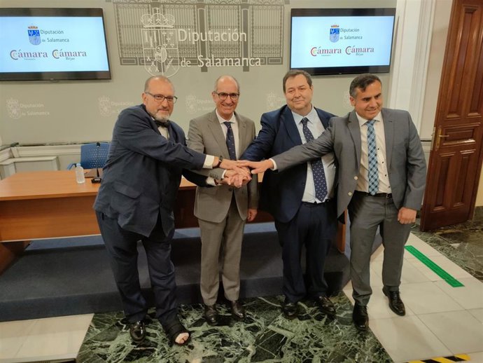 El presidente de la Cámara de Comercio de Béjar, Buenaventura Velasco, el presidente de la Diputación de Salamanca, Javier Iglesias, el presidente de la Cámara de Salamanca, Benjamín Crespo, y el diputado provincial Antonio Labrador, de izda a dcha.