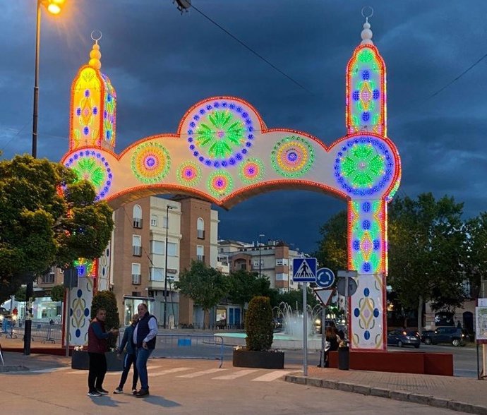 Una de las portadas de la Feria de Mairena.