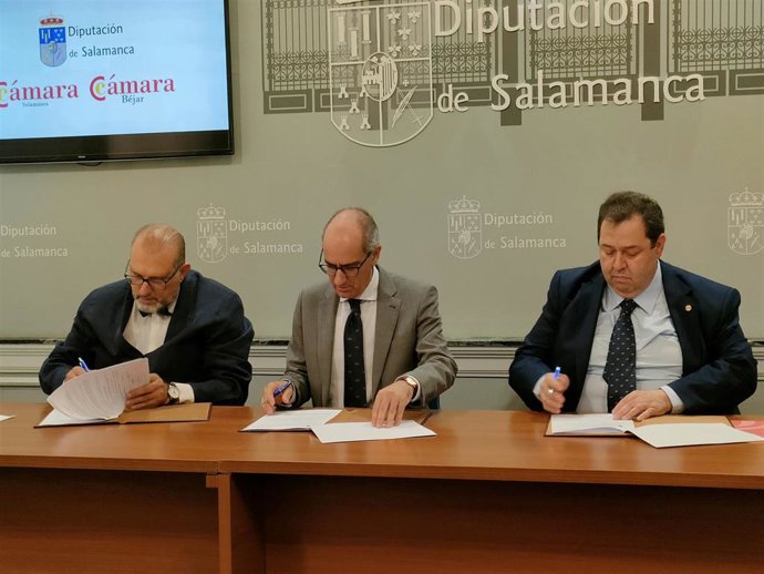 El presidente de la Diputación de Salamanca, Javier Iglesias (centro), junto a los presidentes de las Cámaras de Comercio de Béjar, Buenaventura Velasco (i), y de Salamanca, Benjamín Crespo (d), en La Salina