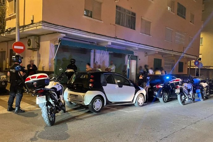 Agentes de la Policía Local de Palma intervienen en un botellón en la calle.