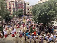 Toledo vive con emoción el Corpus del reencuentro y recibe a la Custodia con gran ambiente en la calle y mucho calor